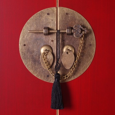 Detalle herraje Consola Oriental 4P 3C Lacado Rojo 95x26x90 cm